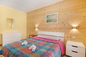 a bedroom with a bed with two towels on it at Maison Chateau Chatillon in Châtillon
