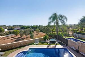 an image of a swimming pool in a villa at Sunshine Villa em Vilamoura in Vilamoura