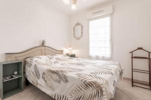 a bedroom with a bed with a zebra print bedspread at Petit Paradis à Cavalaire in Cavalaire-sur-Mer +18 photos
