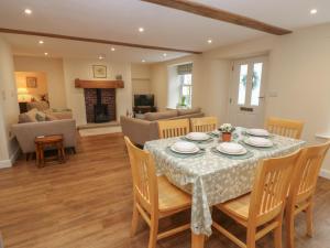 ein Esszimmer mit Tisch und Stühlen und ein Wohnzimmer in der Unterkunft 1 Brookside in Warcop