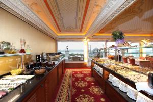 Makanan di atau berdekatan hotel