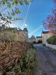 a stone wall and houses on a street at La Petite Authentique in Gaillac-dʼAveyron