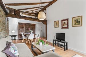 a living room with a couch and a table at Apartamento 3 Casa Las Indianas in Selores