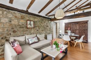 a living room with a couch and a table at Apartamento 3 Casa Las Indianas in Selores
