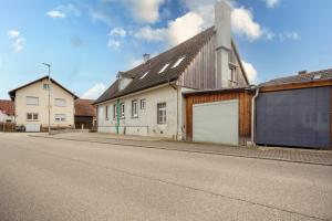 an empty street with a house and a garage at Apartment 19 in Schutterwald
