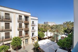 an overhead view of a building with palm trees and a street at Casa Milano 2 in Jerez de la Frontera