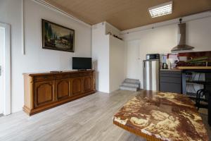 a living room with a table and a kitchen at Apartment 19 in Schutterwald