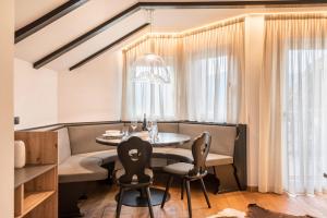a dining room with a table and chairs at Residence Skutial App Schlern in Castelrotto
