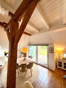 a large living room with a table and a dining room at Lüttje Reethuus in Südbrookmerland