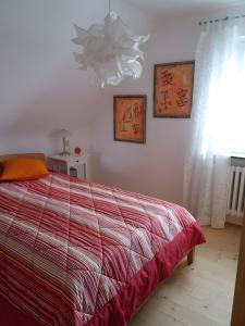 a bedroom with a bed with a colorful comforter at Haus Maruna in Schauenburg