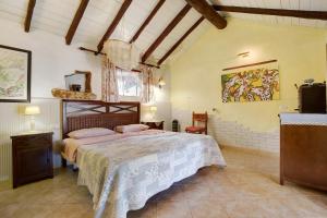 a bedroom with a large bed in a room at Casa de Campo in Betancuría
