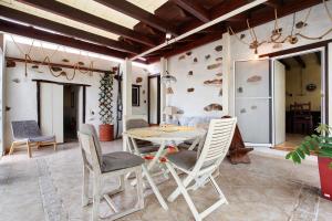a dining room with a table and chairs at Casa de Campo in Betancuría
