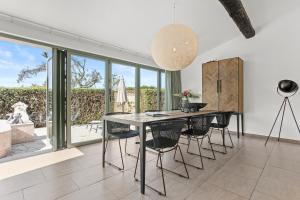 a dining room with a table and chairs at La Petite Maison Jaune in Grimaud