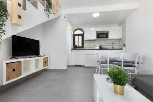 a living room with a tv and a kitchen at Casa Curro Costa Calma in Costa Calma