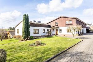 a house with a green lawn in front of it at Ferienwohnung Tannenberg in Diemelstadt 