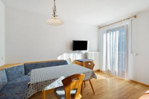 ein Wohnzimmer mit einem blauen Sofa und einem Tisch in der Unterkunft Rungghof in Wengen