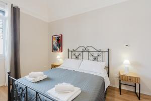 a bedroom with a bed with two towels on it at Ardesia Vacanze in Valderice