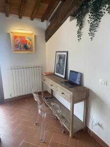 a desk with a laptop on it in a room at Casa Conte Martini in Palaia