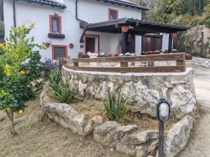 a stone retaining wall in front of a house at Il Rifugio Rosa in Anagni