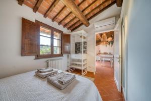 a bedroom with a bed with two towels on it at Casa Conte Martini in Palaia +25 photos