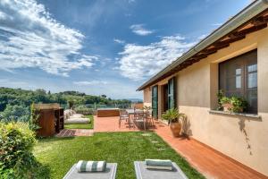 a backyard with a deck with a table and chairs at Casa Conte Martini in Palaia