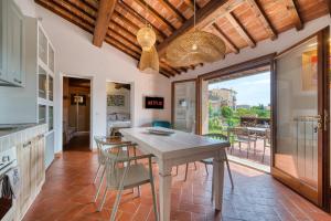 a kitchen and dining room with a table and chairs at Casa Conte Martini in Palaia