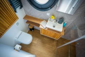 an overhead view of a bathroom with a sink and a toilet at Gemütliches Hausboot Aquila Woma in Fürstenberg