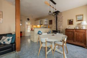 a kitchen and living room with a table and chairs at Maison maxi 8 personnes, proche mer in Mers-les-Bains