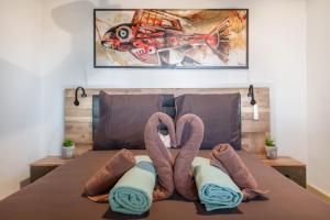 a bed with two pairs of towels on it at Villa Dafmir in Tías +25 photos