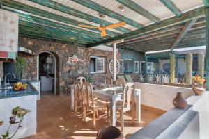 a kitchen and dining room with a table and chairs at Villa Dafmir in Tías