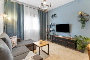 a living room with a couch and a tv at Apartamento Centro de Marbella in Marbella