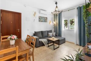 a living room with a couch and a table at Apartamento Centro de Marbella in Marbella