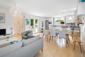 a living room and kitchen with a couch and a table at Las Palmeras in Tarragona