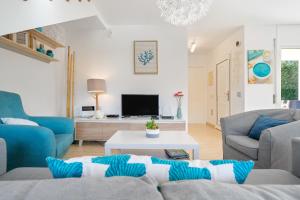 a living room with a couch and a table at Las Palmeras in Tarragona