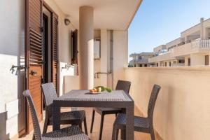 a table and chairs on the balcony of a apartment at Casa Manuela in Lecce