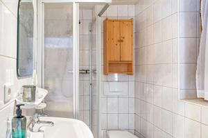 a bathroom with a sink and a shower at Sonnenhütte Wildschönau Erdgeschoß in Grafenweg