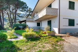 a house with a balcony on the side of it at Hause Sant'Ilario in Campo nell'Elba