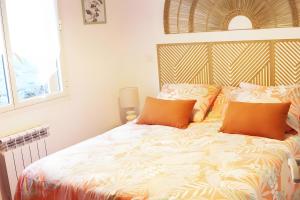 a bedroom with a bed with a wooden headboard at Le Gite De La Colline in Nérac +18 photos