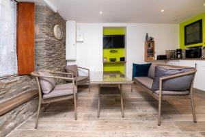 a living room with two chairs and a table at Petite Maison Malestroyenne in Malestroit