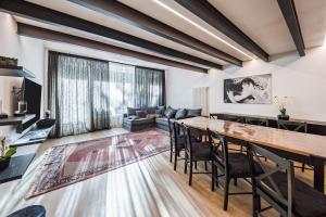 a large living room with a long table and chairs at Appartamento Mazzin in Mazzin