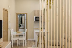 a kitchen and dining room with a table and chairs at Apartamentos Brisas de Cádiz 3 in Cádiz