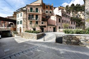 a street in a town with many buildings at Casa Luigi in Vernazza