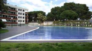 an empty swimming pool in front of a building at Samitier in Cambrils +17 photos