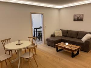 a living room with a couch and a table at Ferienwohnung Wandersnest in Gersfeld