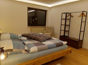 a bedroom with a bed and a window at Ferienwohnung Wandersnest in Gersfeld