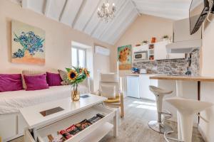 a living room with a couch and a table at Casa cerca de Marbella in Ojén