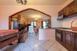 a kitchen with an archway in the middle of it at Appartamento Chia Grande in Chia