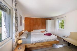 a small bedroom with a bed and a window at Tiny House zum See in Uhldingen-Mühlhofen