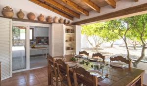 a kitchen and dining room with a table and chairs at Valls in Montuiri