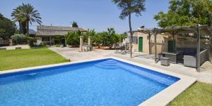 a swimming pool in the yard of a house at Valls in Montuiri